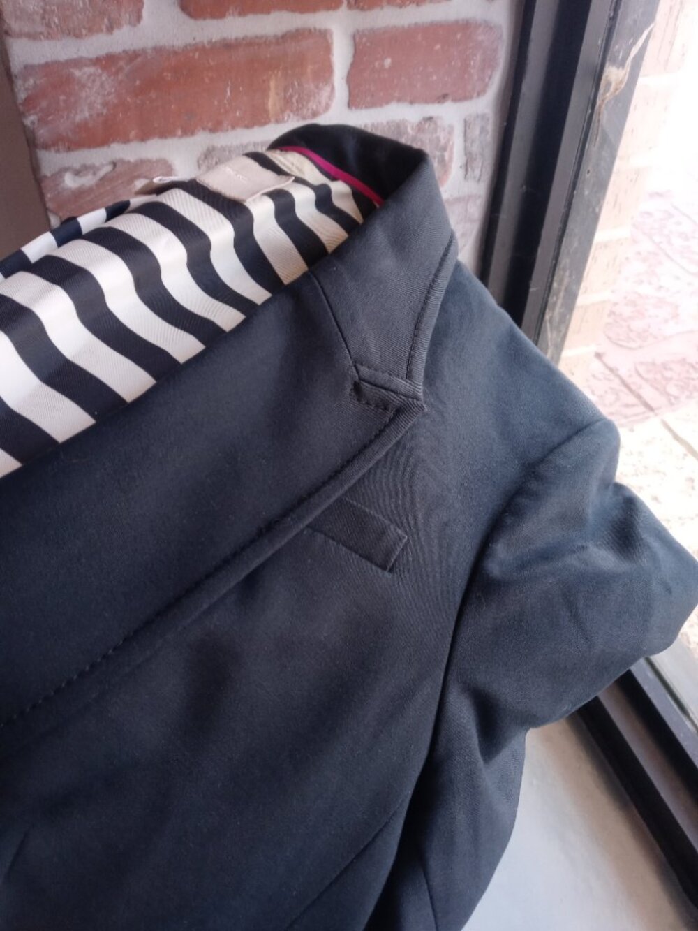 BANANA REPUBLIC 2 button jacket in navy (sz12) - Picture 2 of 16